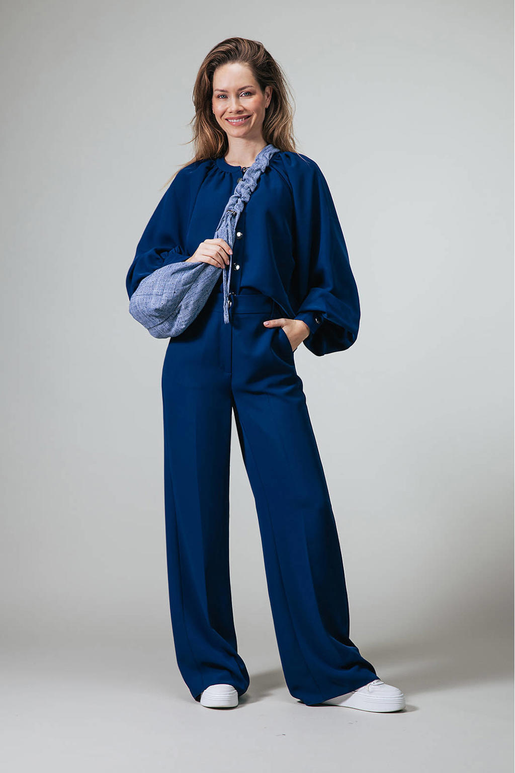 Blauwe dames LabeL DOT blouse van polyester met effen, lange mouwen, ronde hals en knoopsluiting