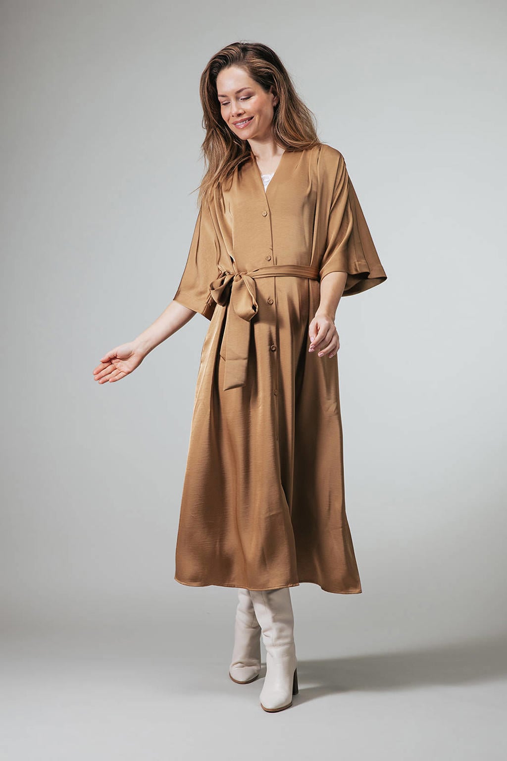 Camelkleurige dames LabeL DOT blousejurk van acetaat met effen, half lange mouwen, V-hals, knoopsluiting en ceintuur