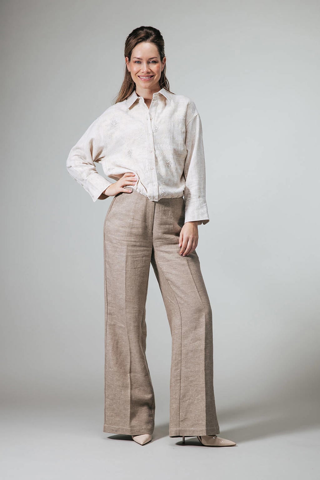 Beige dames LabeL DOT gebloemde blouse van katoen met lange mouwen, klassieke kraag en knoopsluiting