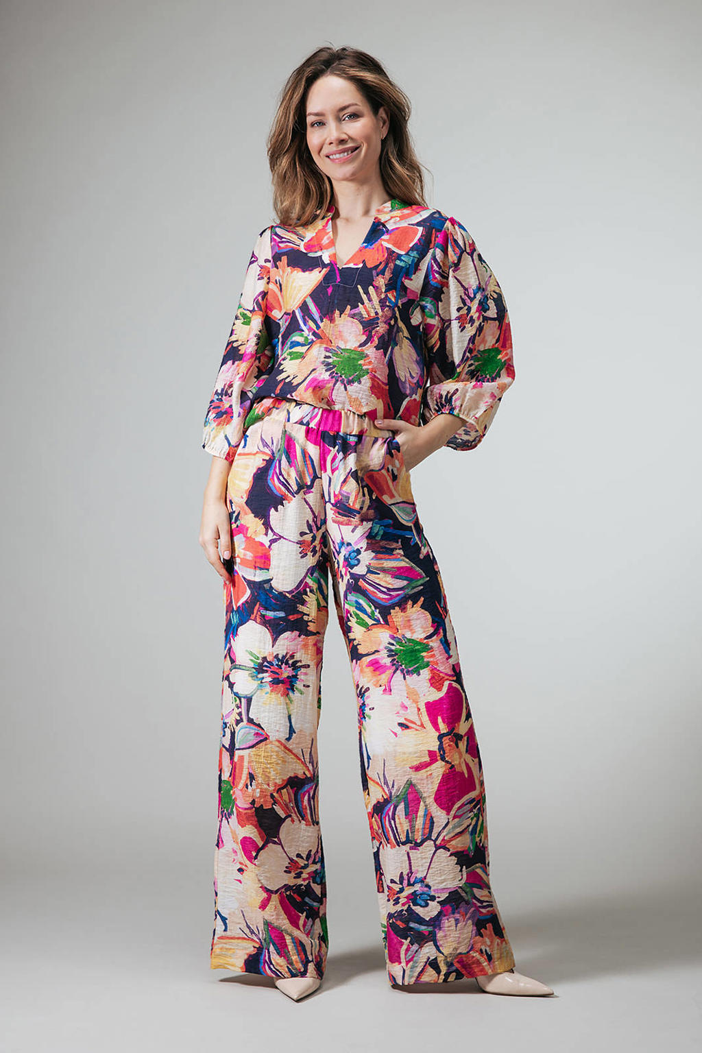Multikleurige dames LabeL DOT gebloemde top van lyocell met driekwart mouwen en V-hals
