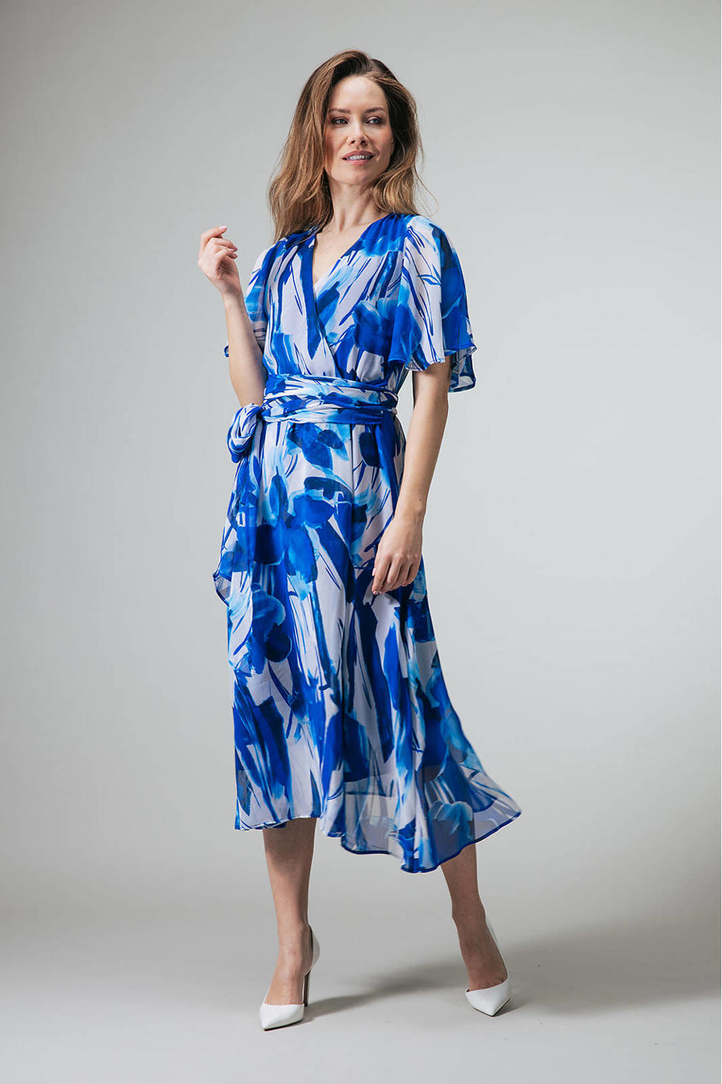 Blauw en ecru dames LabeL DOT gebloemde wikkel- overslagjurk van polyester met korte mouwen, V-hals en striksluiting