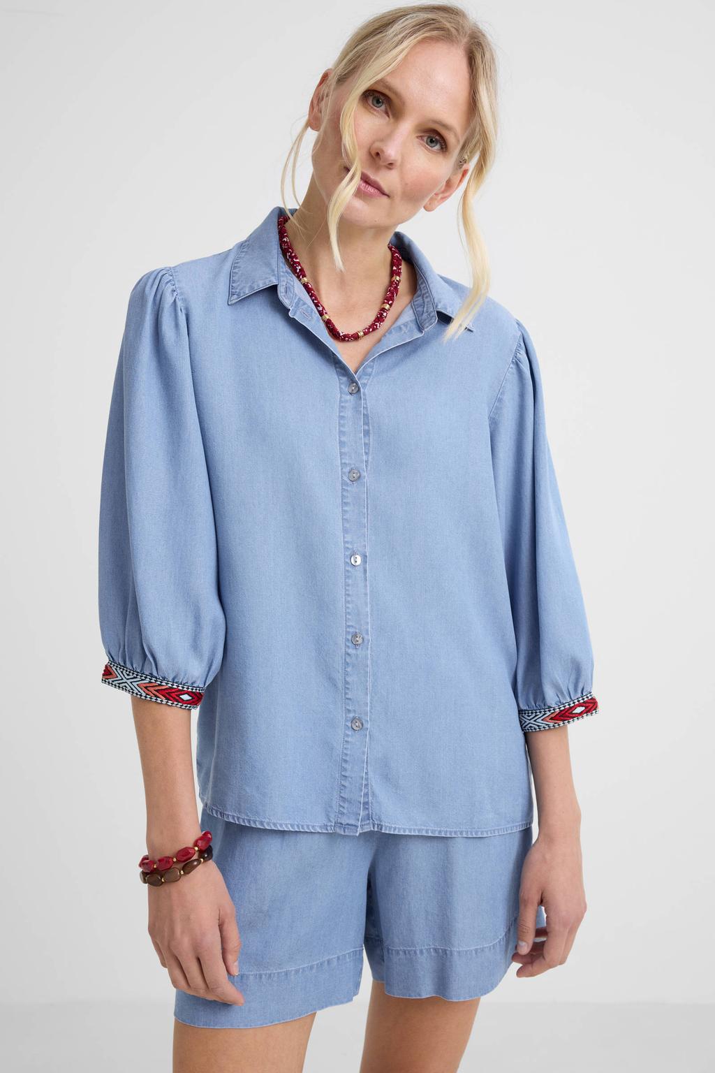 Lichtblauwe dames Geisha blouse van lyocell met effen, driekwart mouwen, klassieke kraag en knoopsluiting