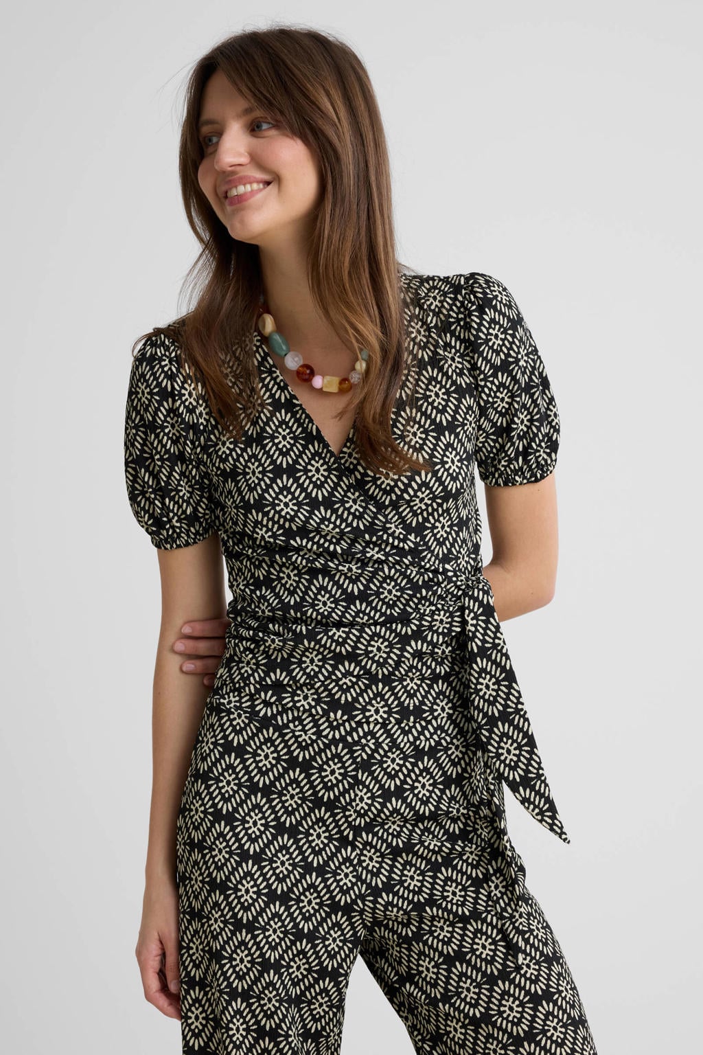 Zwart en witte dames Anytime crinkle overslagtop van polyester met korte mouwen