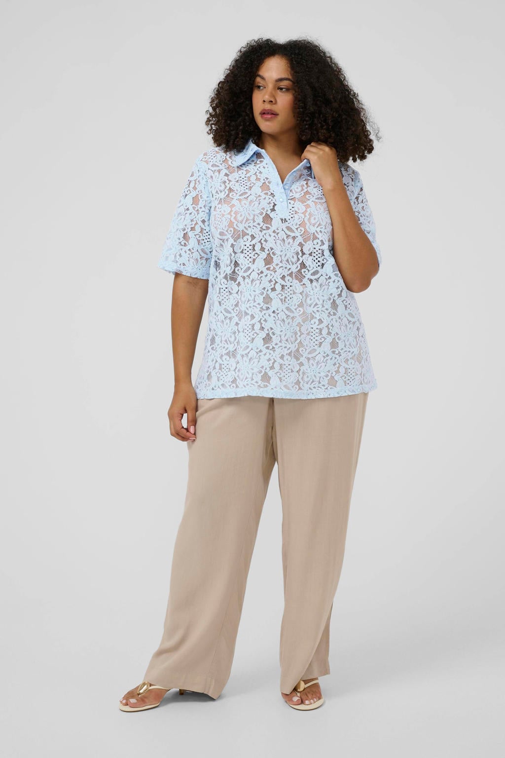 Lichtblauwe dames Kaffe Curve gebloemde top met half lange mouwen, polo kraag en kant