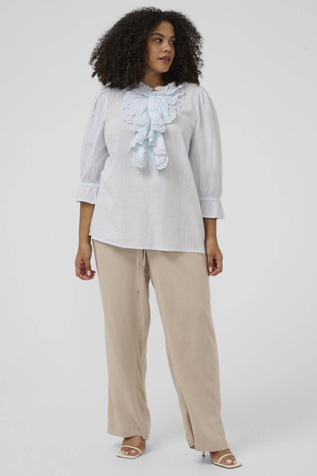 Lichtblauwe dames Kaffe Curve blousetop van katoen met effen, driekwart mouwen, opstaande kraag, knoopsluiting en ruches