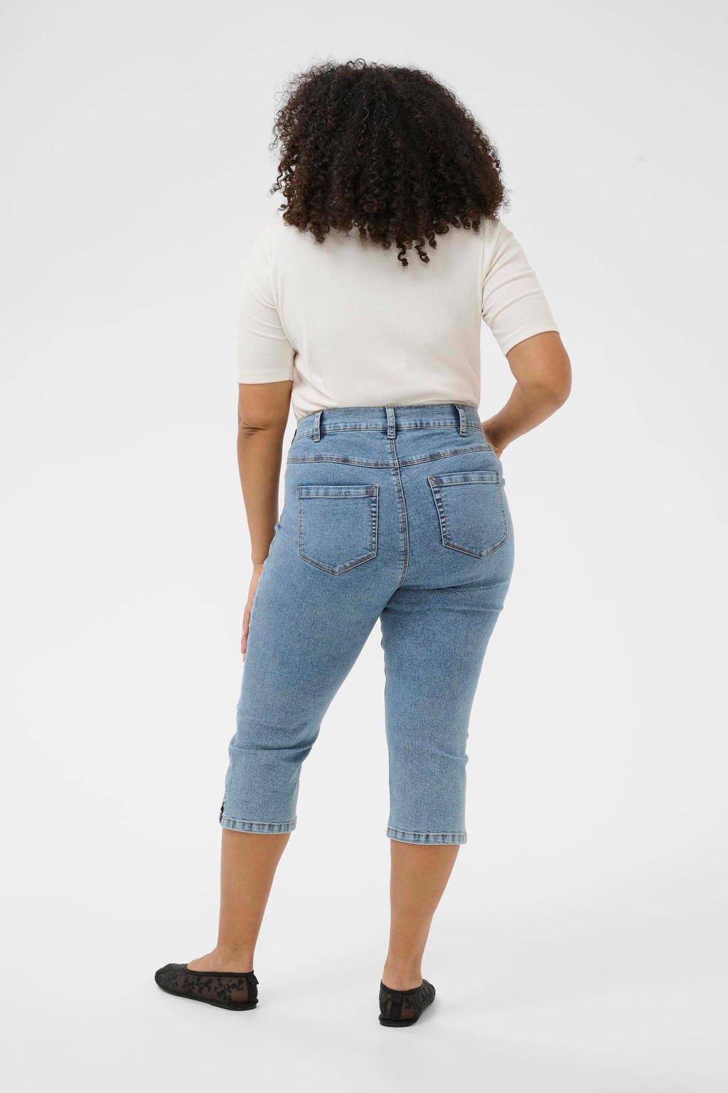Medium blue denim dames Kaffe Curve capri jeans van denim met regular waist, rits- en knoopsluiting en effen
