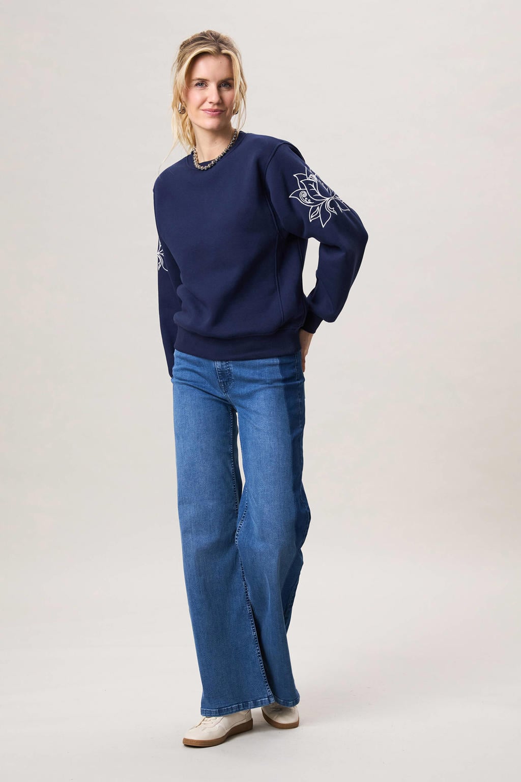 Donkerblauwe dames Miss Etam gebloemde sweater van katoen met lange mouwen, ronde hals en borduursels