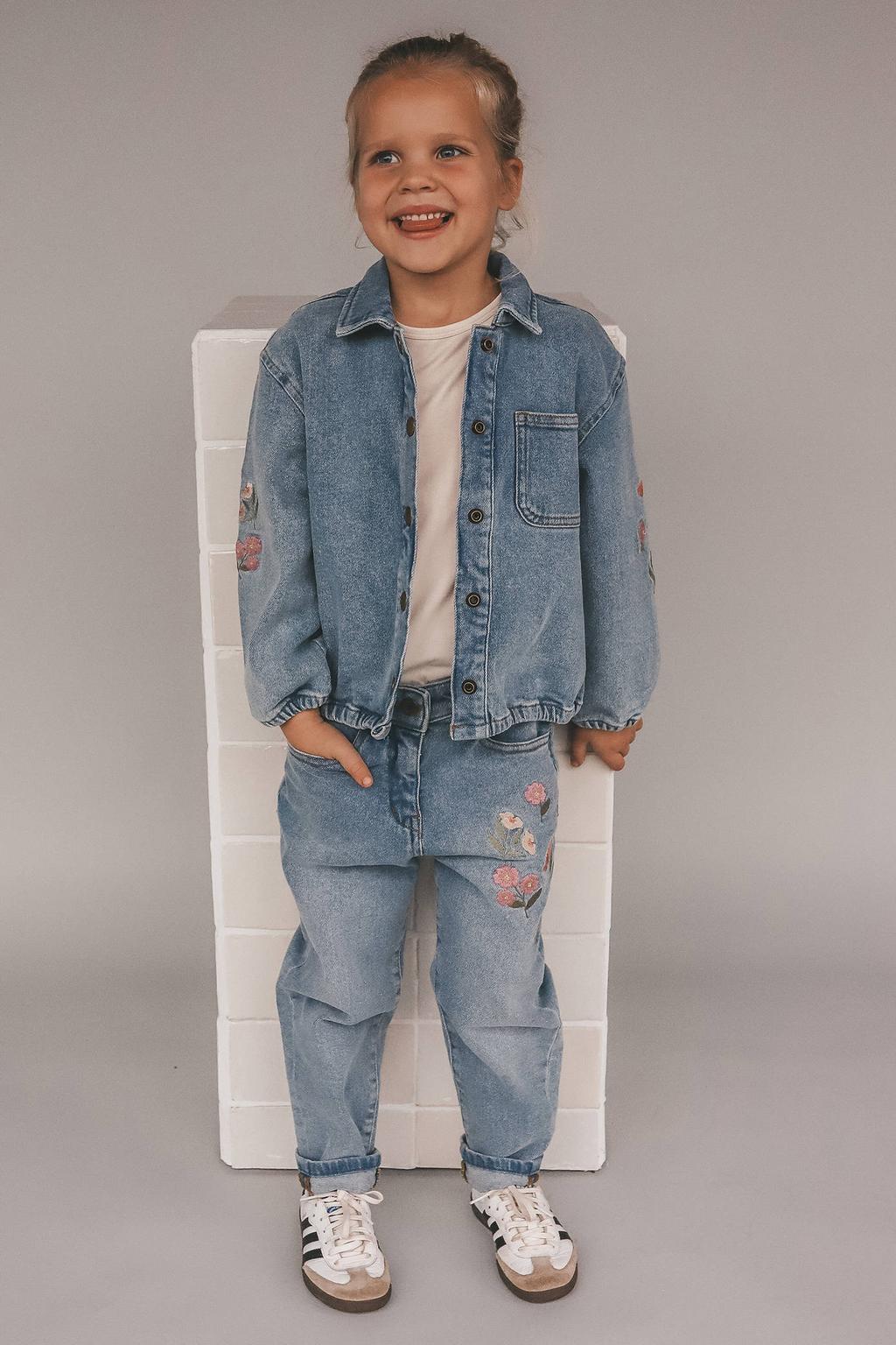Medium blue denim meisjes Your Wishes gebloemde spijkerjas van stretchdenim met lange mouwen, klassieke kraag, drukknoopsluiting en borduursels