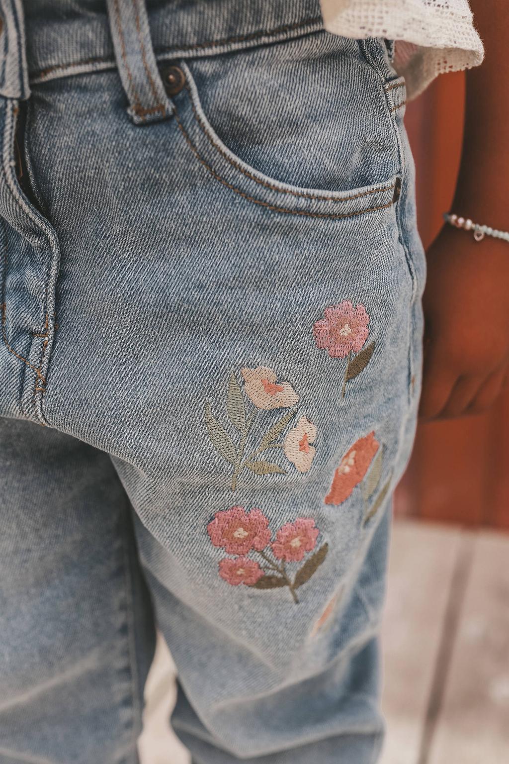 Medium blue denim meisjes Your Wishes gebloemde straight leg jeans van denim met knoopsluiting