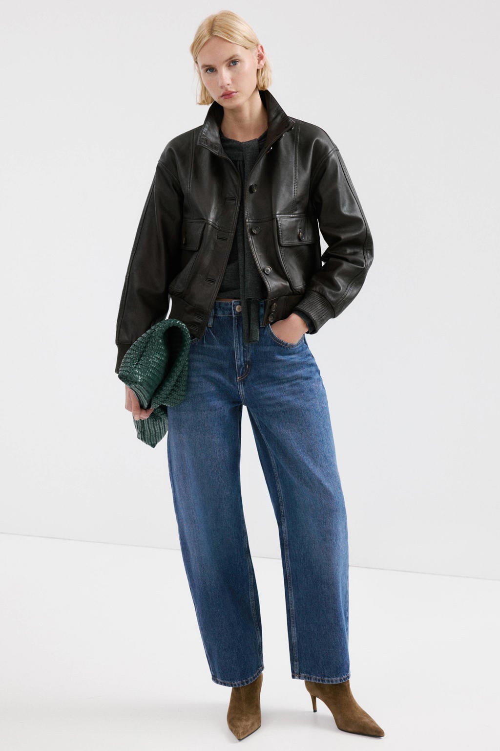 Medium blue denim dames Mango barrel jeans van denim met regular waist, rits- en knoopsluiting en effen