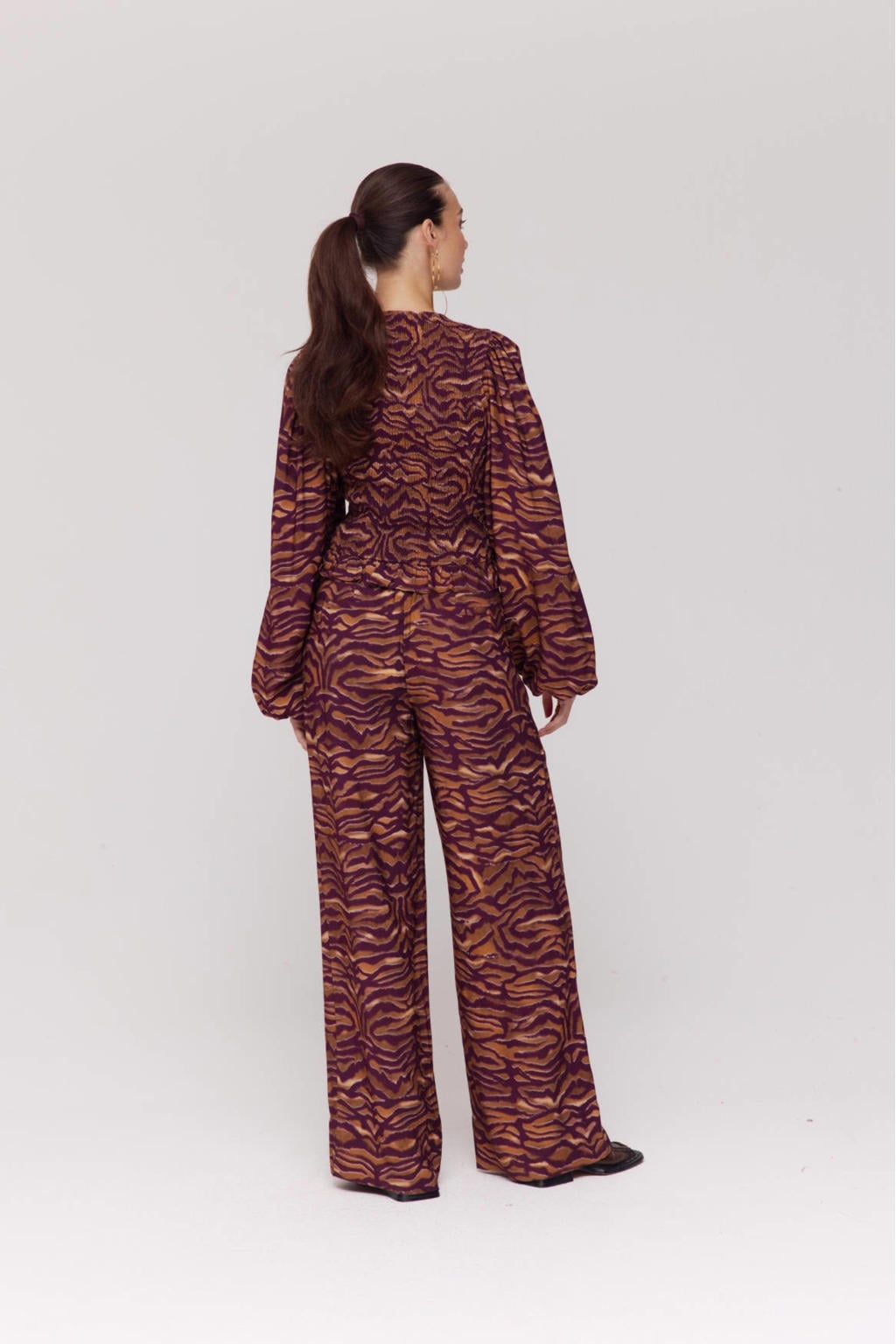 Bruin en ecru dames HARPER & YVE top van viscose met dierenprint, lange mouwen, ronde hals, striksluiting en strikje