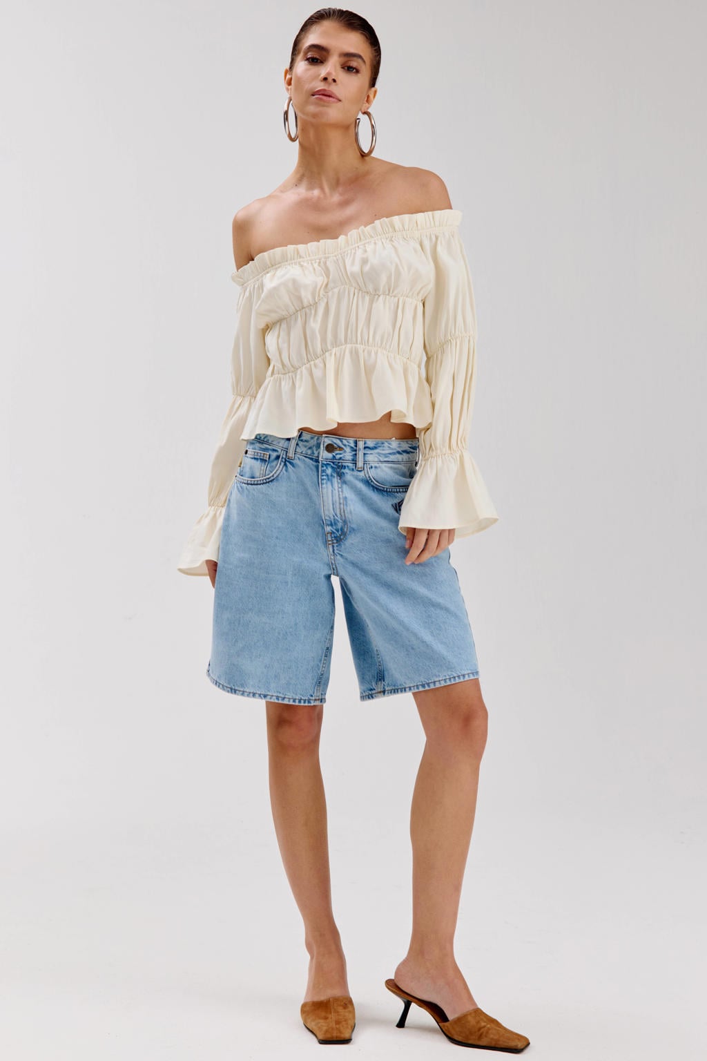 Ecru dames HARPER & YVE top van viscose met effen, lange mouwen, off shoulder hals en plooien