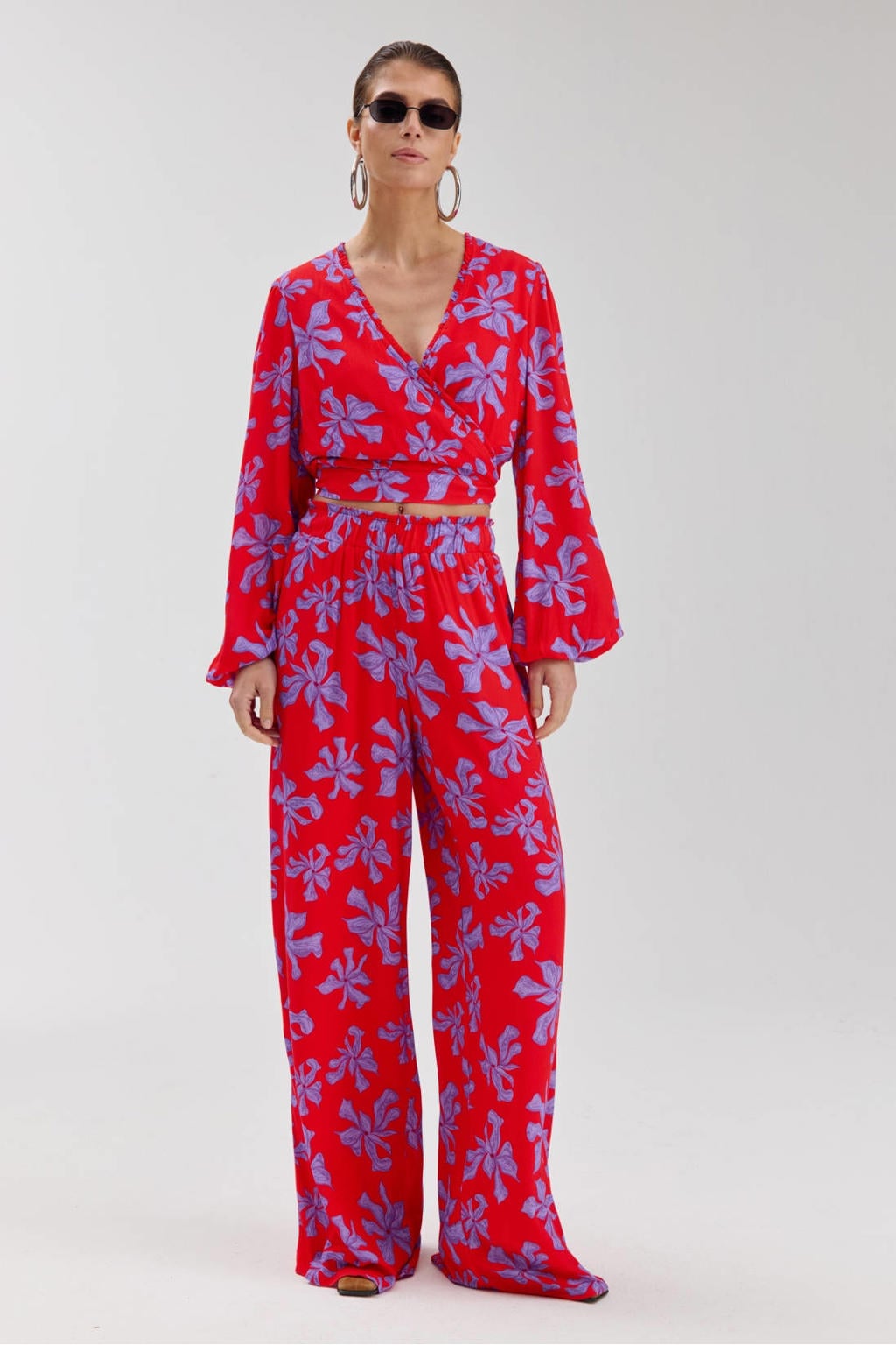 Rood en paarse dames HARPER & YVE gebloemde overslagtop van viscose met lange mouwen, V-hals en striksluiting