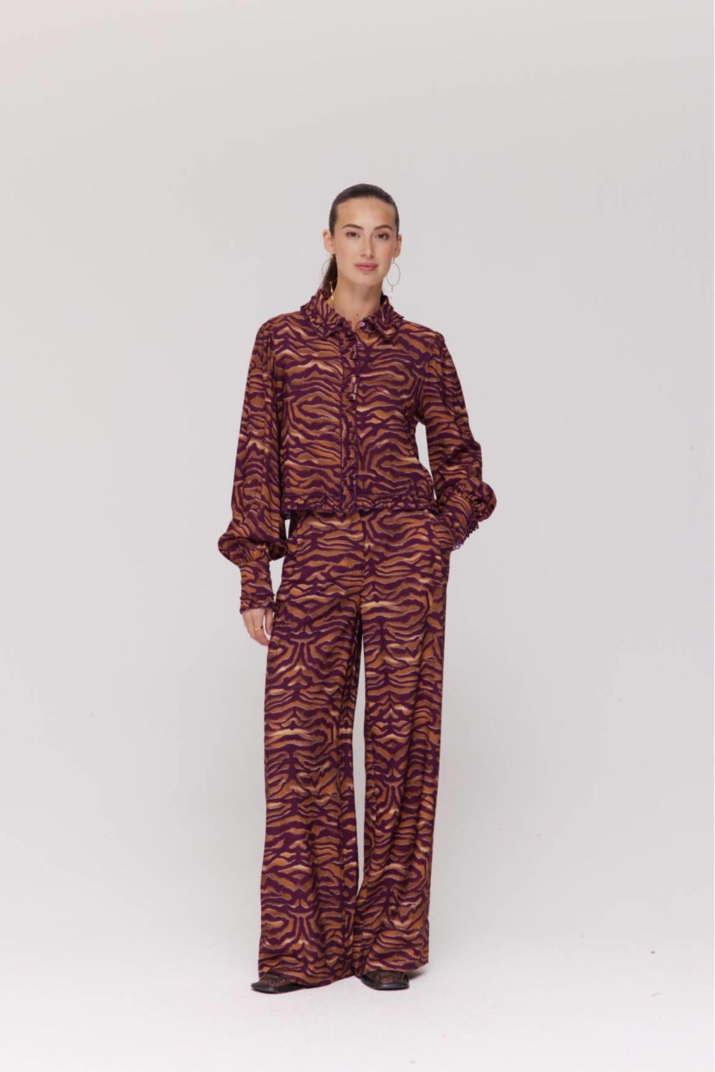 Bruin en ecru dames HARPER & YVE blouse van viscose met dierenprint, lange mouwen, klassieke kraag, knoopsluiting en ruches