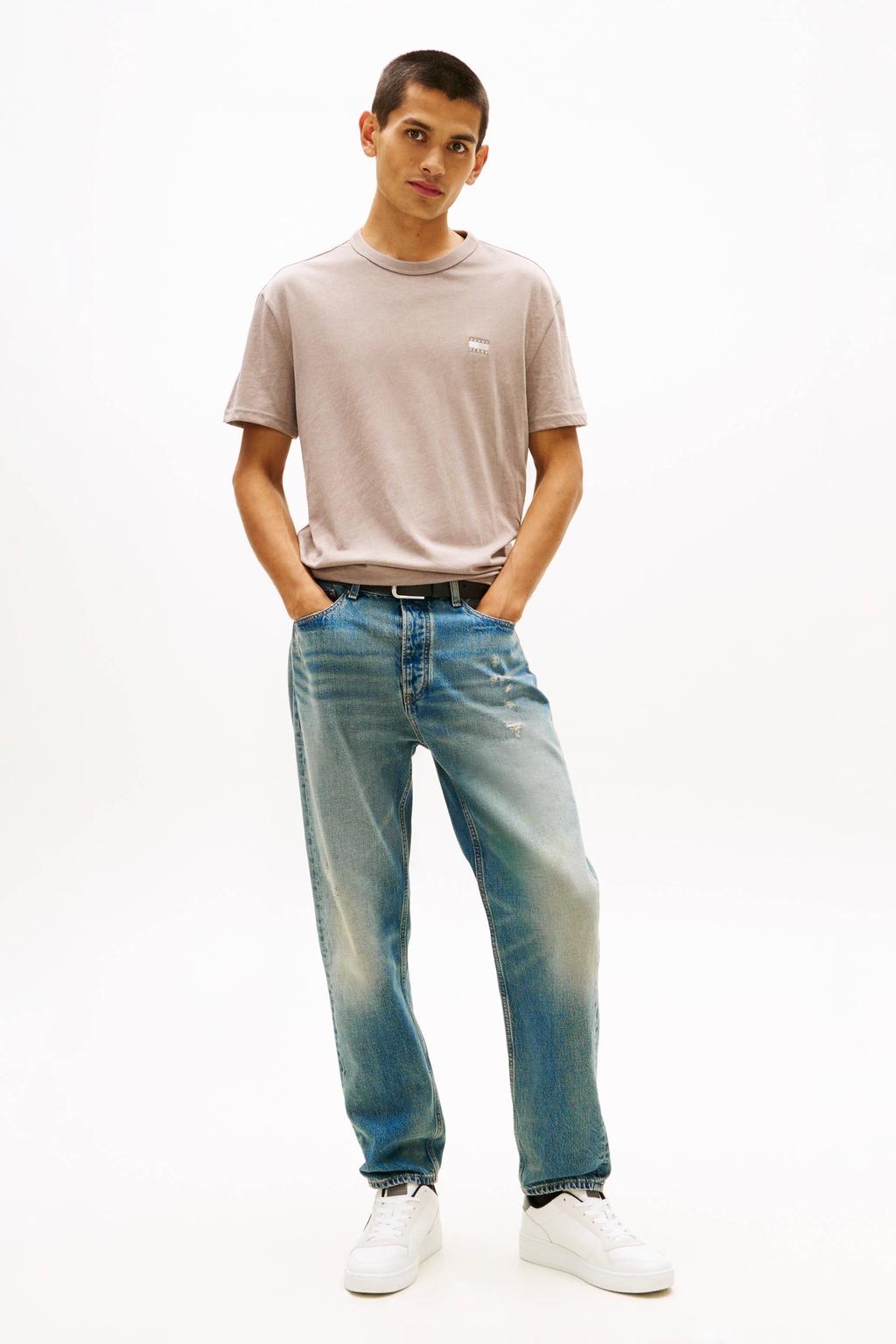 Oudroze heren Tommy Jeans regular T-shirt van katoen met logo dessin, korte mouwen en ronde hals