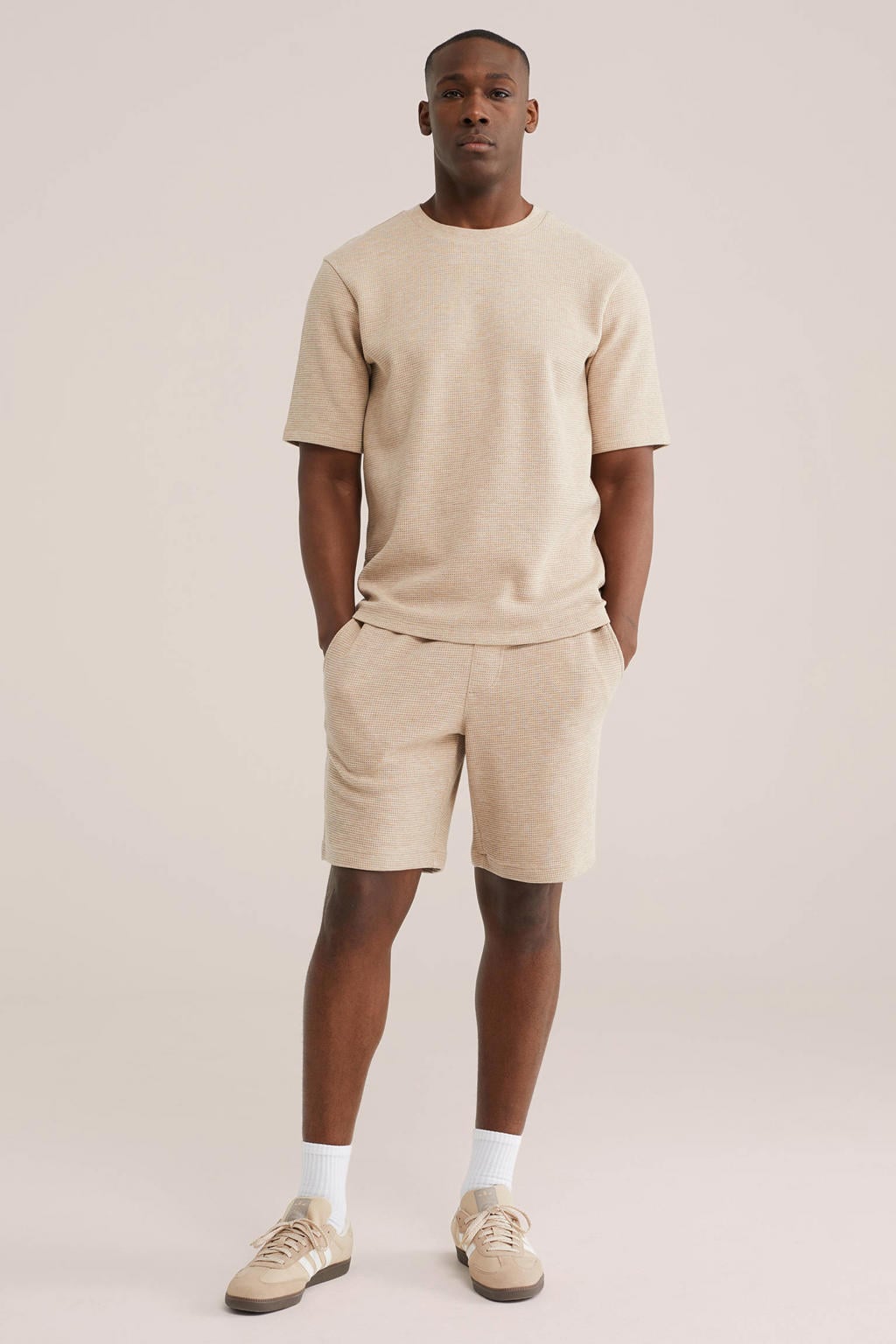 WE Fashion relaxed sweatshort beige met ingebreid patroon