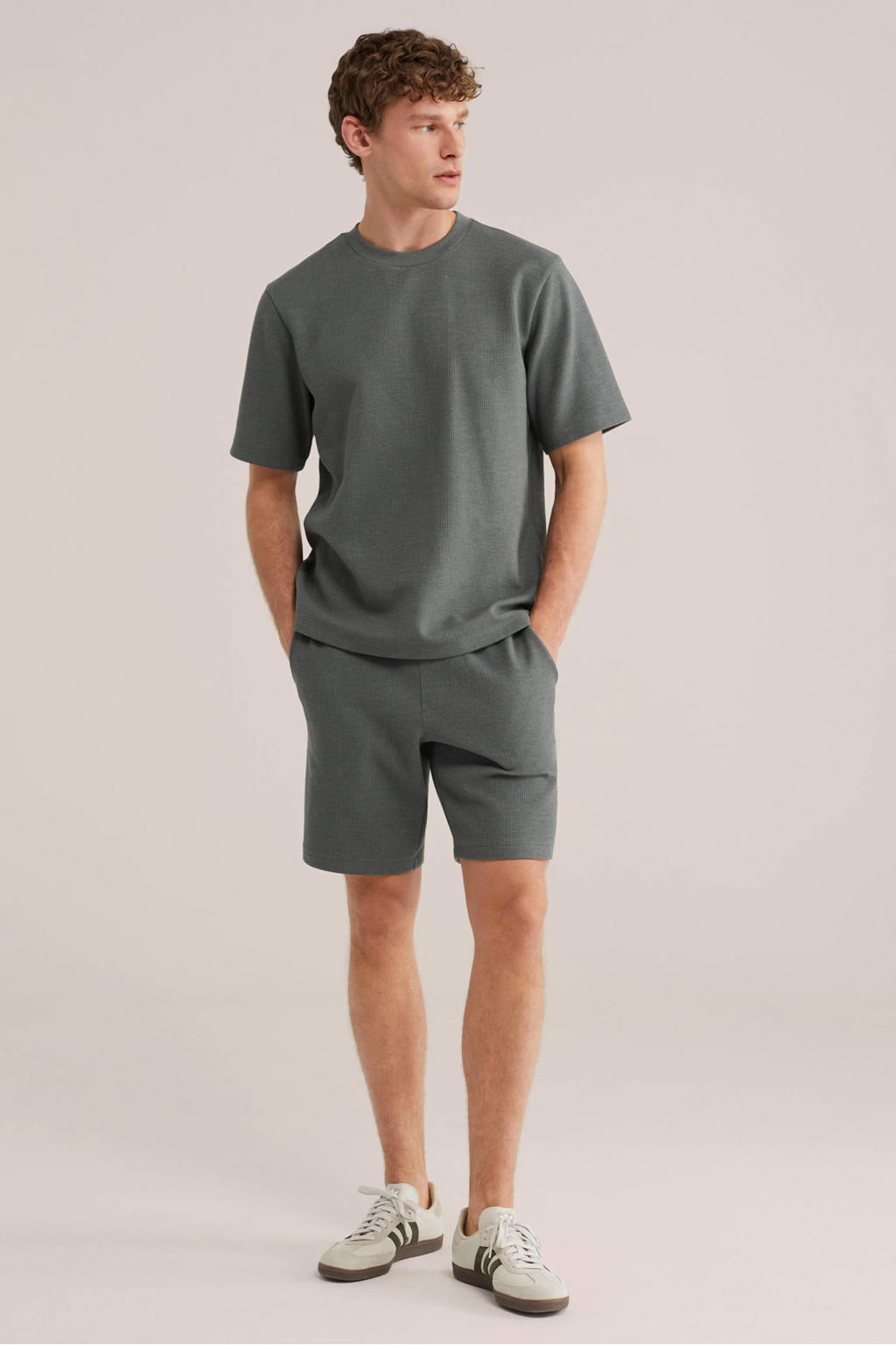 WE Fashion relaxed fit sweatshort met wafelstructuur - groen