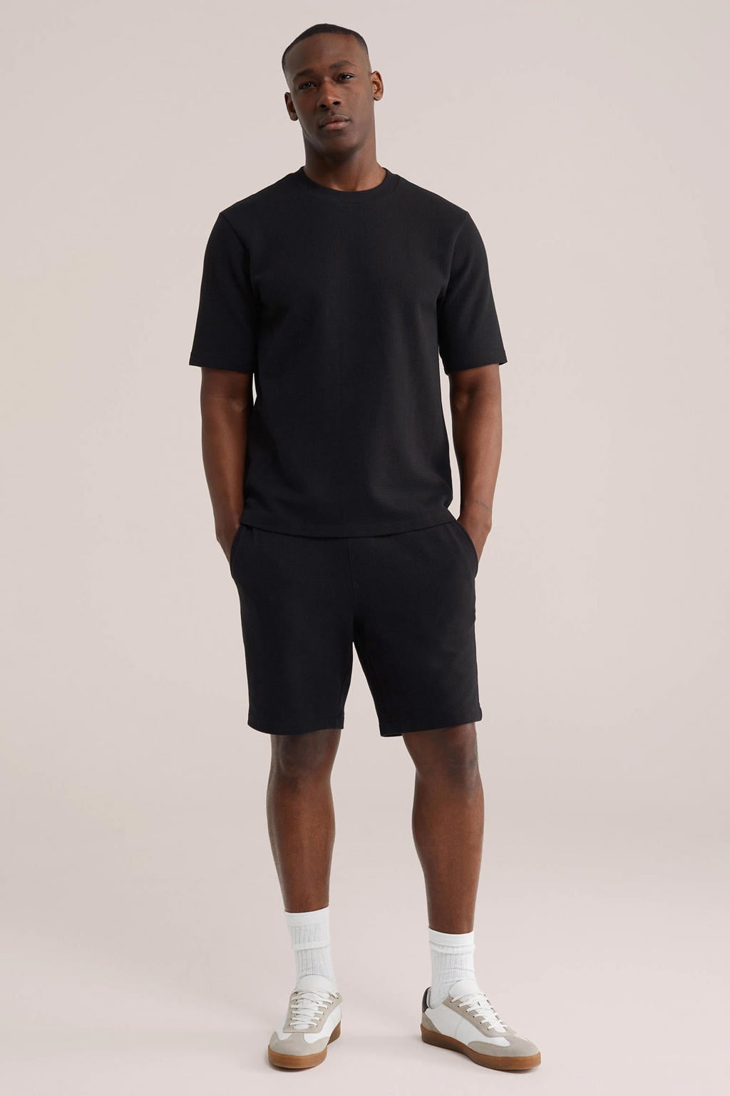 WE Fashion relaxed fit sweatshort met wafelstructuur - zwart