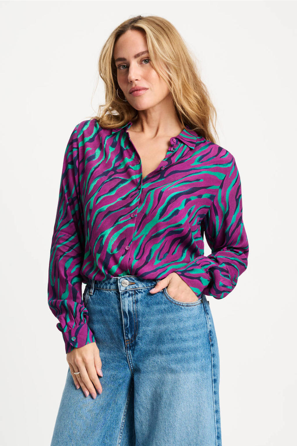 Paars en mintgroene dames POM Amsterdam blouse van viscose met dierenprint, lange mouwen, klassieke kraag en knoopsluiting