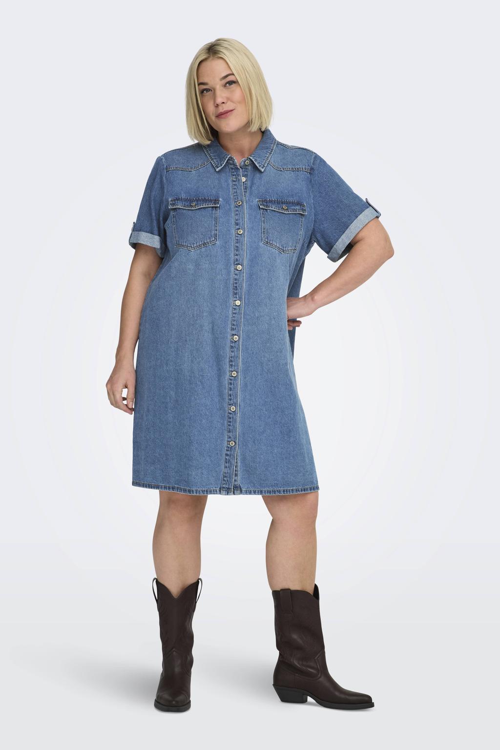 Medium blue denim dames ONLY CARMAKOMA jurk gebreid van katoen met effen, korte mouwen en button down sluiting