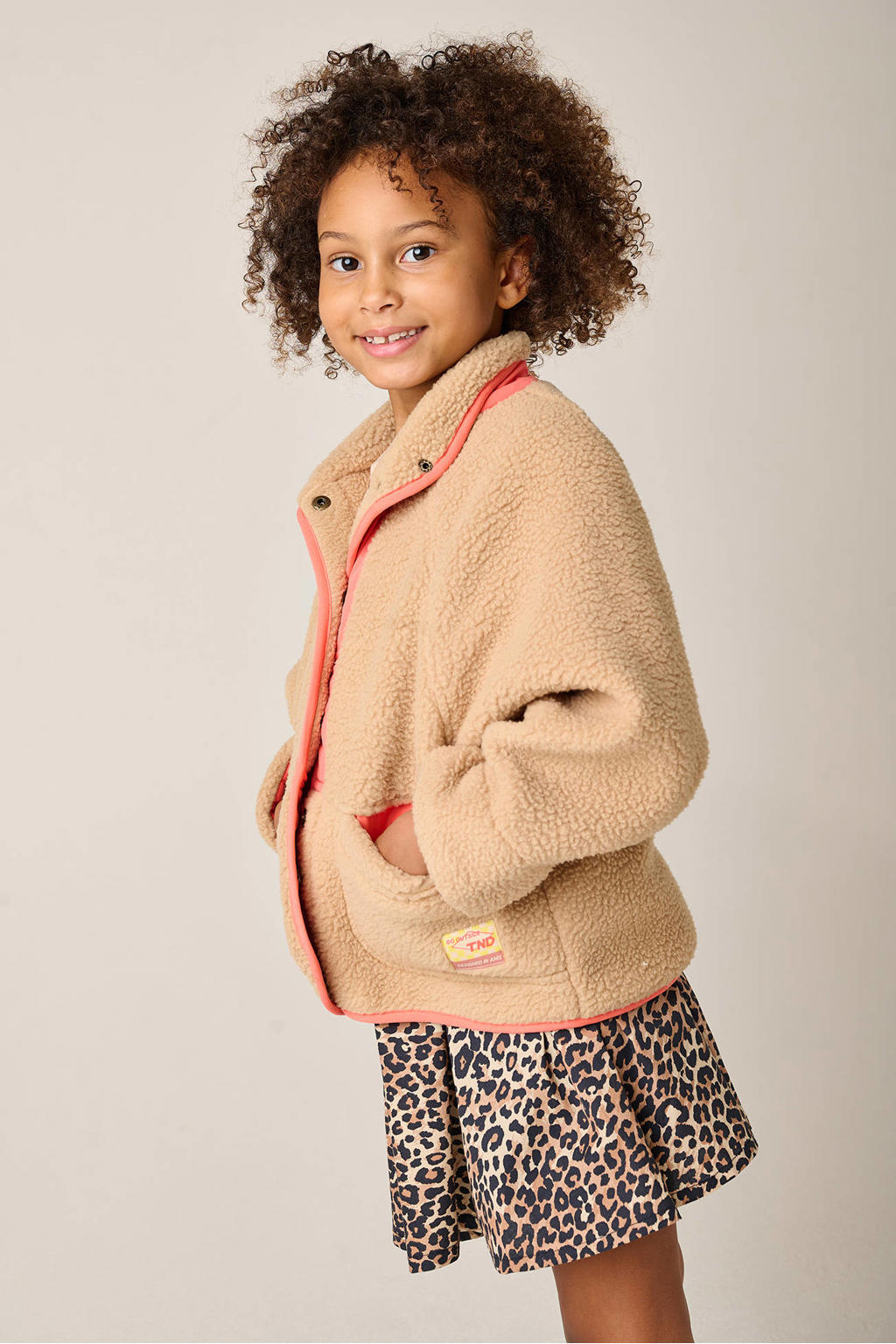 Zandkleurige meisjes Tumble 'n Dry teddy jas van polyester met lange mouwen, opstaande kraag en drukknoopsluiting