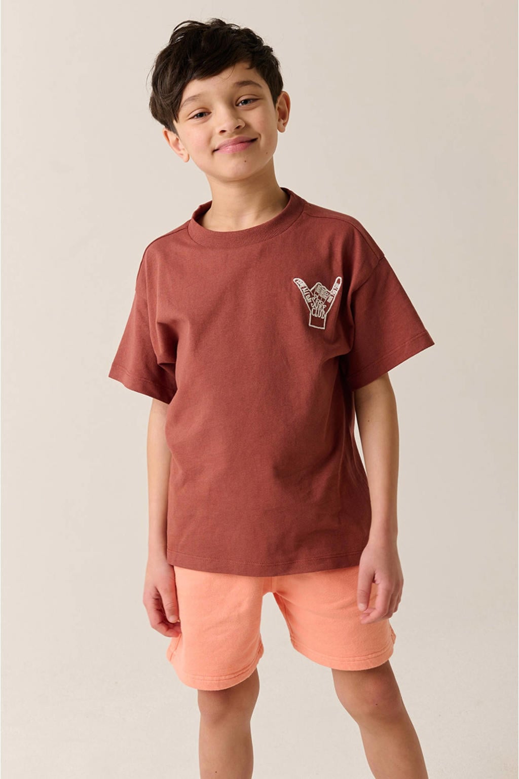 Roodbruine jongens Tumble 'n Dry T-shirt bruin met korte mouwen, ronde hals en borduursels