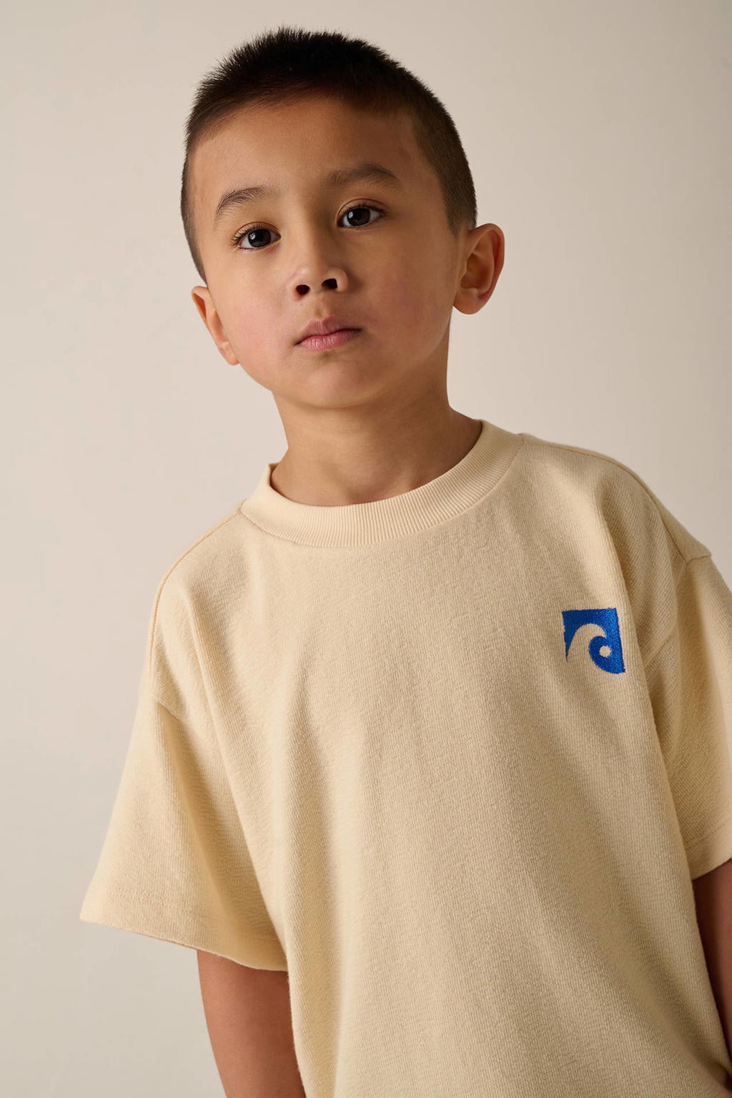 Crème jongens Tumble 'n Dry T-shirt fijn gebreid met backprint, korte mouwen, ronde hals en borduursels