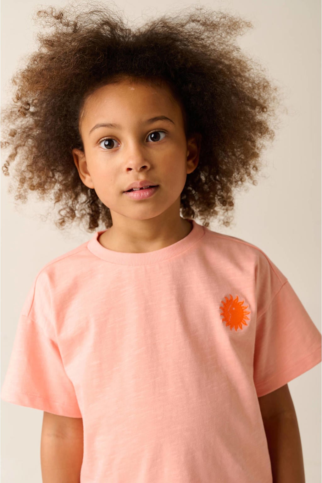 Zalmkleurige meisjes Tumble 'n Dry T-shirt met backprint, korte mouwen, ronde hals en borduursels