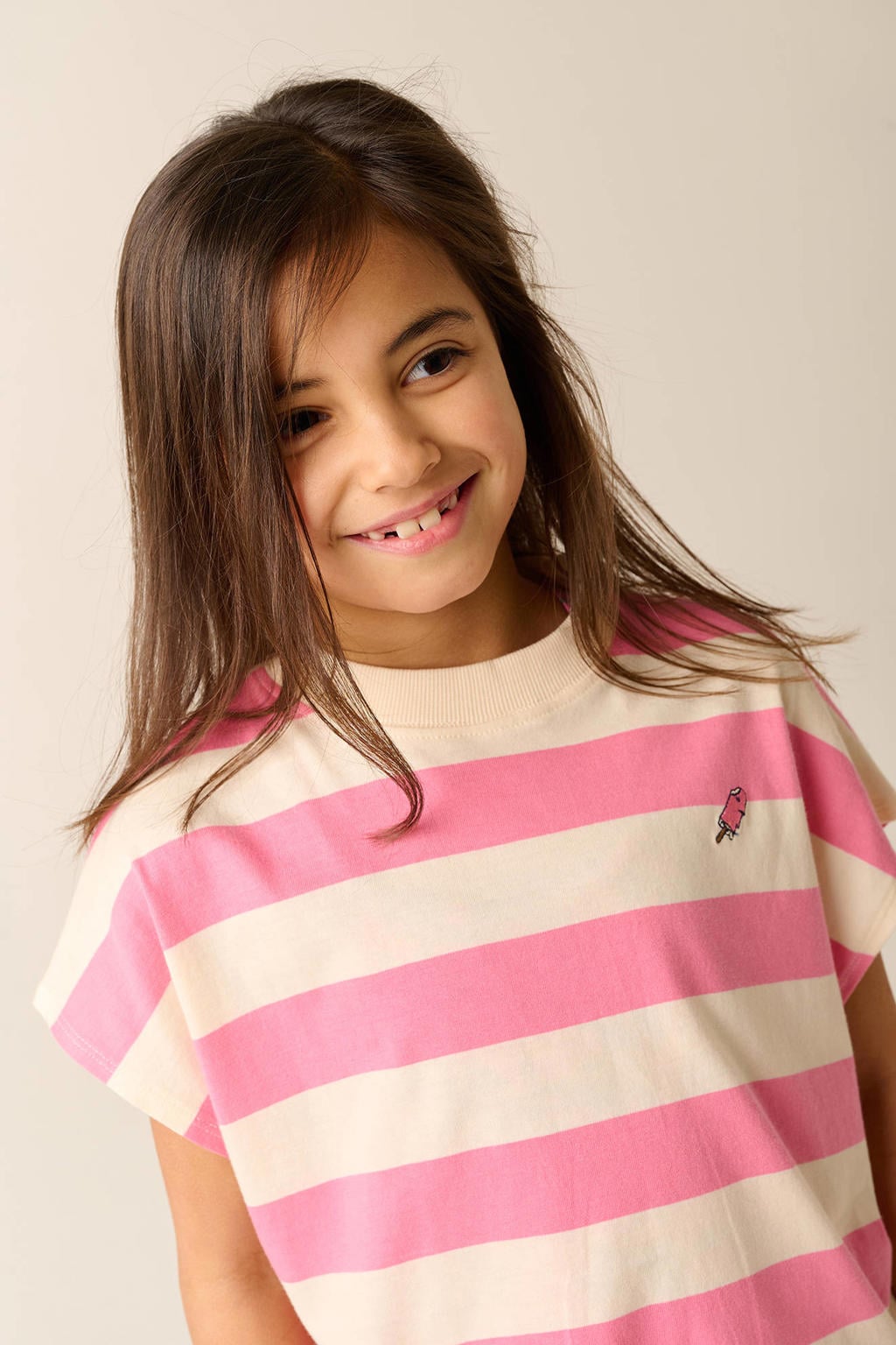 Roze en ecru meisjes Tumble 'n Dry gestreepte T-shirt met korte mouwen, ronde hals en elastische boord