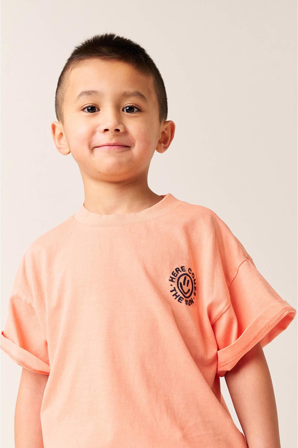 Zalmkleurige jongens Tumble 'n Dry T-shirt met backprint, korte mouwen, ronde hals en borduursels