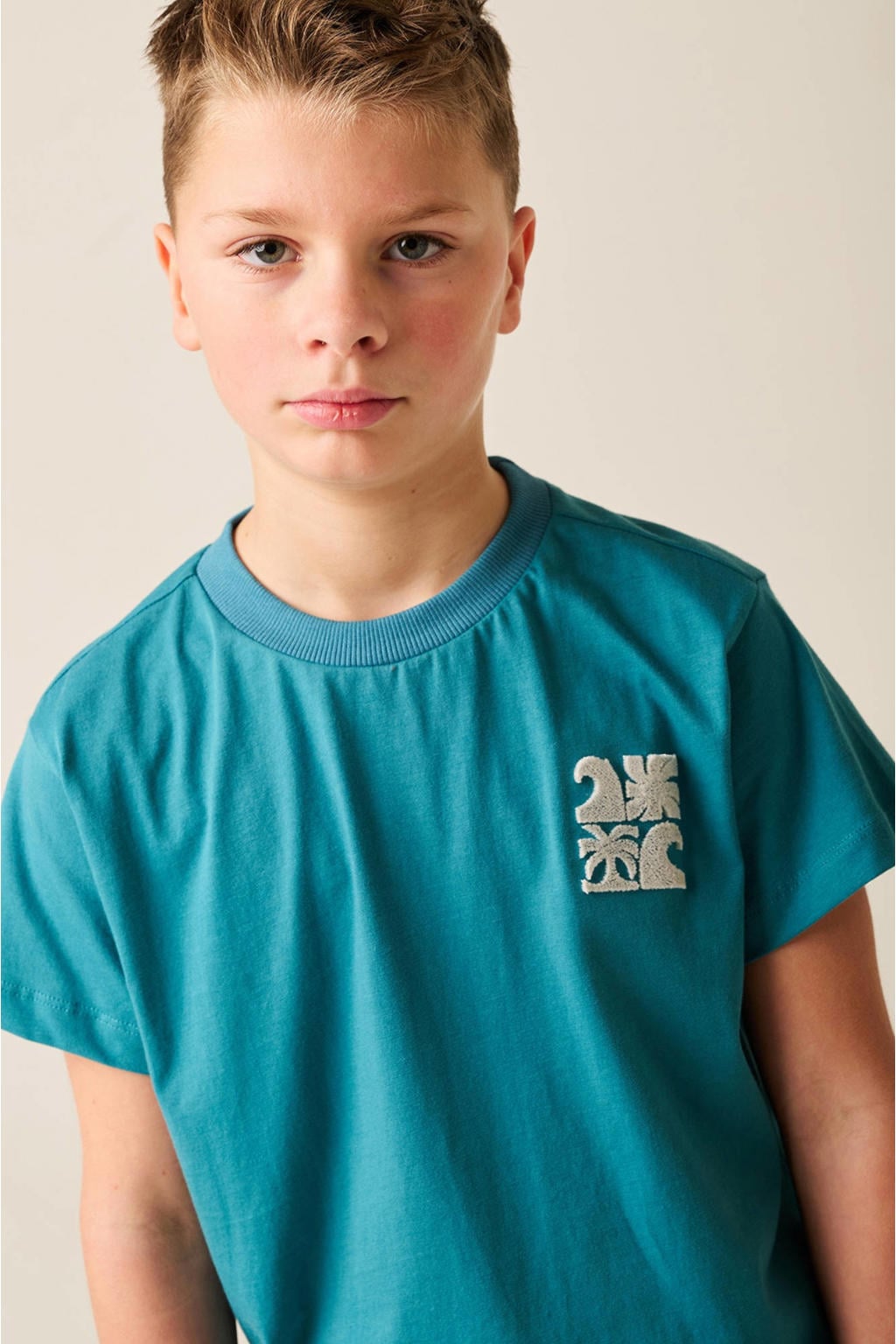 Petrolkleurige jongens Tumble 'n Dry T-shirt met backprint, korte mouwen, ronde hals en borduursels