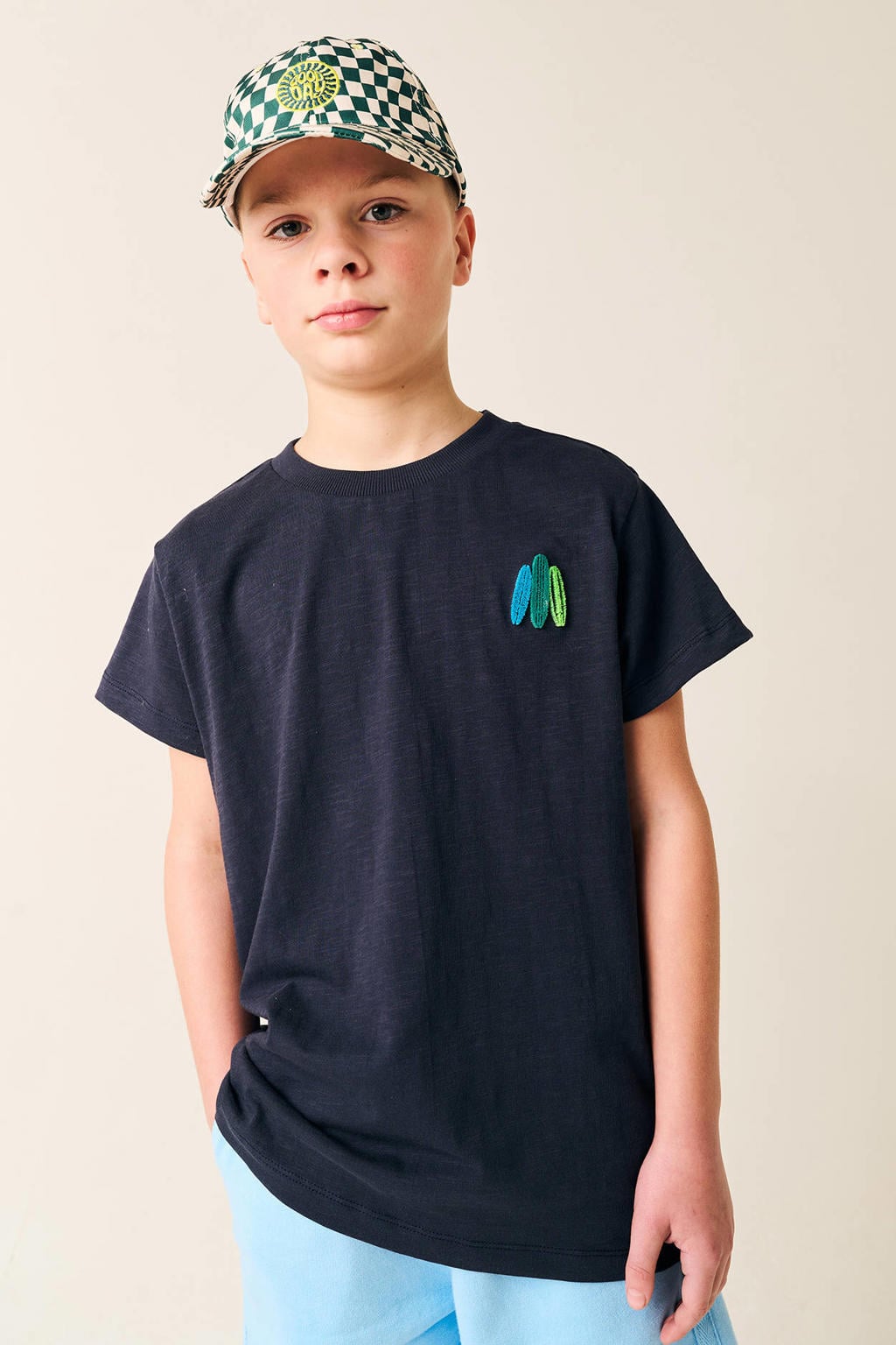 Donkerblauwe jongens Tumble 'n Dry T-shirt met backprint, korte mouwen, ronde hals en borduursels