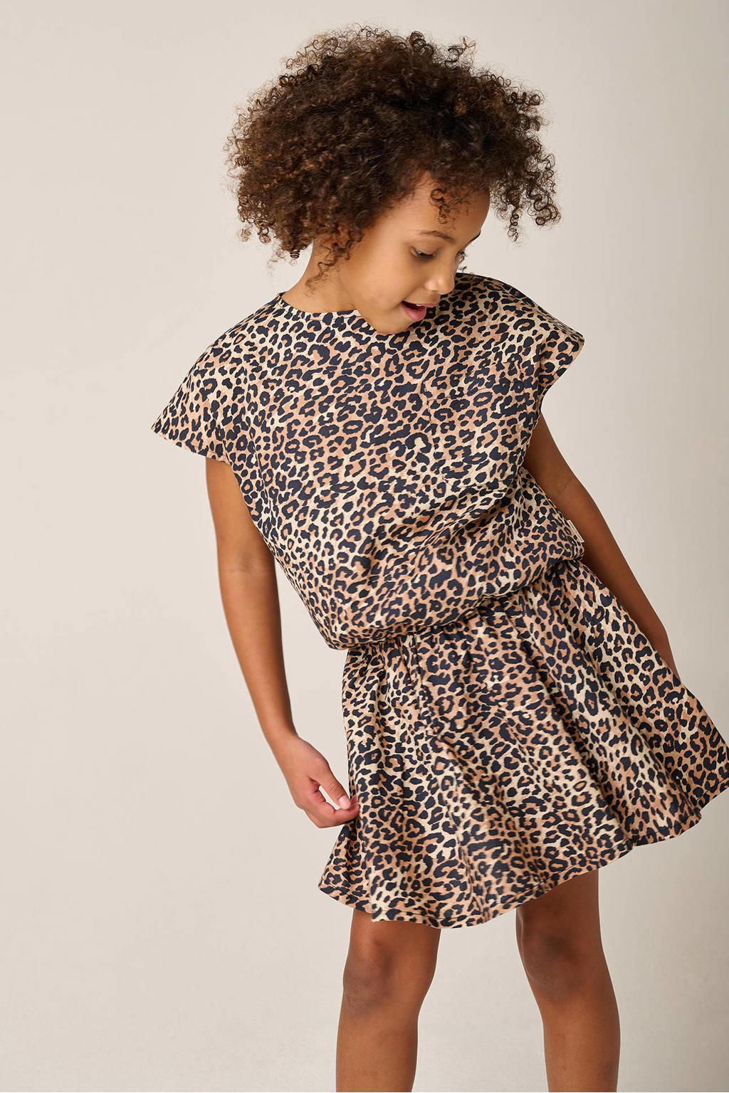 Bruin en zwarte meisjes Tumble 'n Dry T-shirt met dierenprint, korte mouwen, ronde hals, knoopsluiting en elastische boord