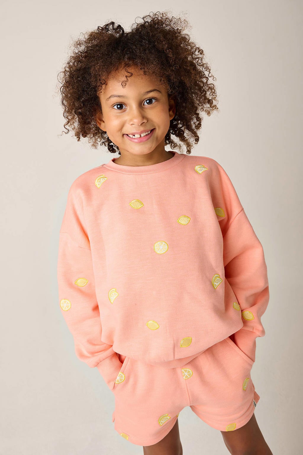 Zalmkleurige meisjes Tumble 'n Dry sweater met lange mouwen, ronde hals en borduursels