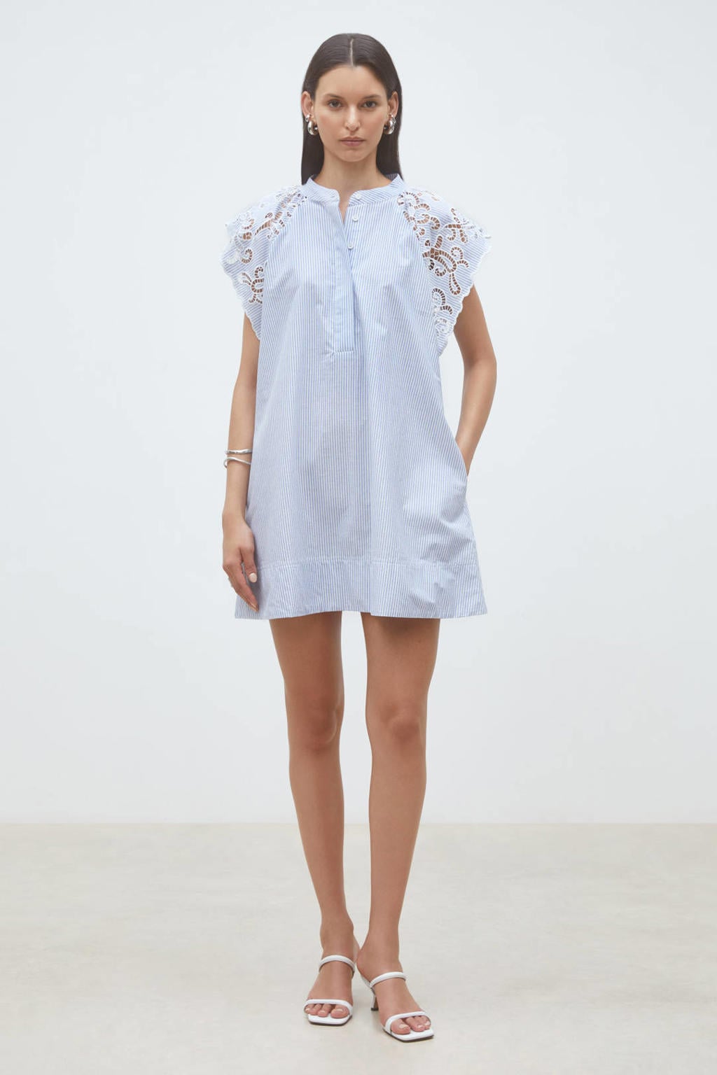Lichtblauw en ecru dames Suncoo gestreepte korte zomerjurk van katoen met korte mouwen, ronde hals en broderie