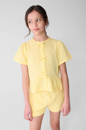 blousetop lichtgeel met textuur