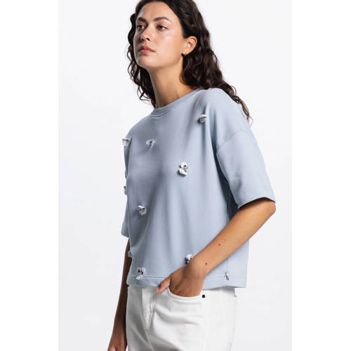 JANSEN Amsterdam gebloemde sweater lichtblauw met pailletten afbeelding
