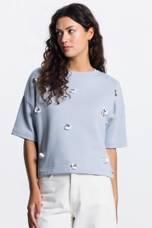 gebloemde sweater lichtblauw met pailletten