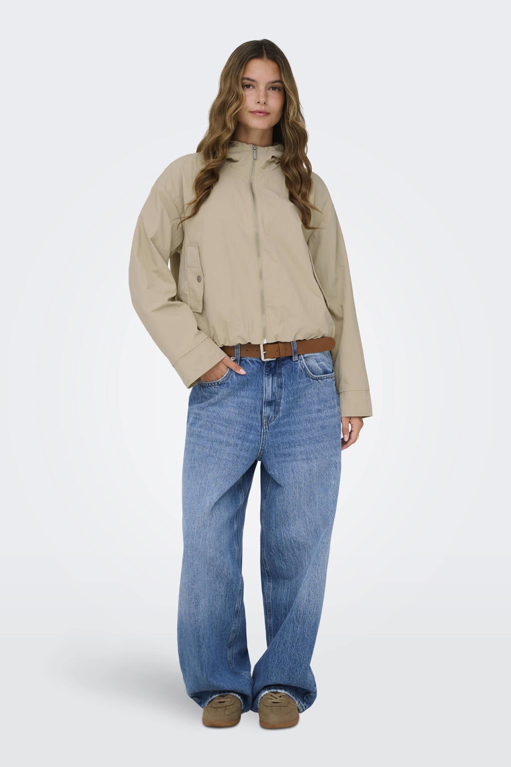 Zandkleurige dames ONLY jack van nylon met effen, lange mouwen, capuchon en knoopsluiting