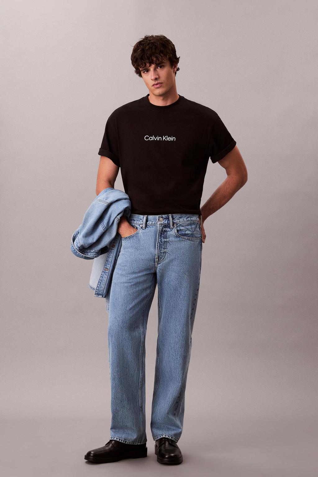 Zwarte heren Calvin Klein relaxed T-shirt van katoen met logo dessin, korte mouwen en ronde hals