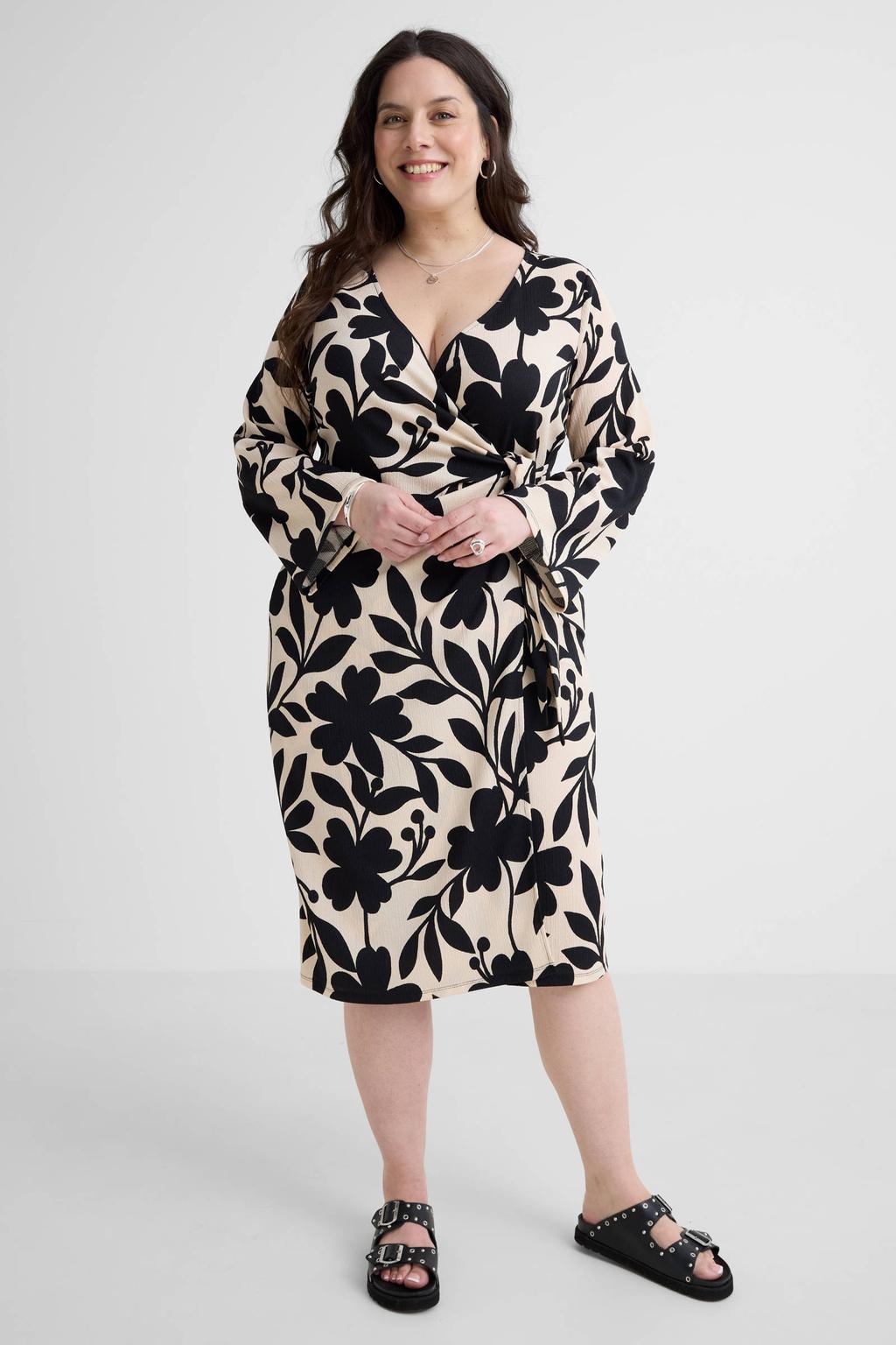 GREAT LOOKS crinkle wikkeljurk met bloemenprint zwart/wit