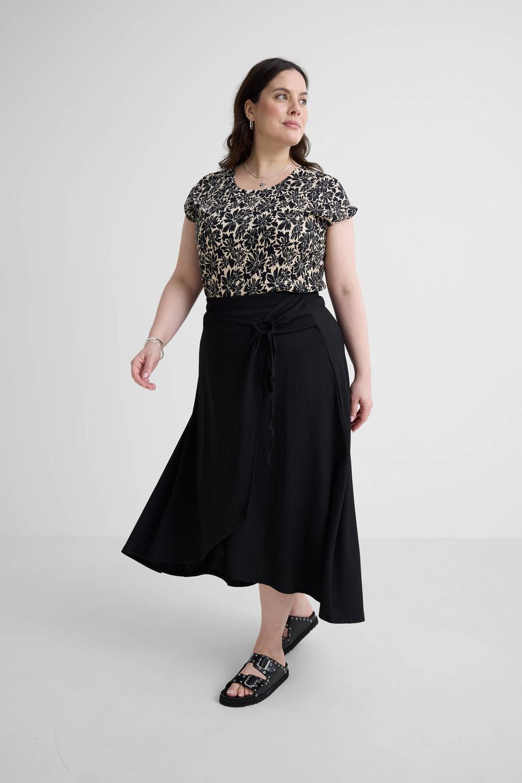 Zwarte dames GREAT LOOKS crinkle maxi wikkelrok gemaakt van polyester en met striksluiting
