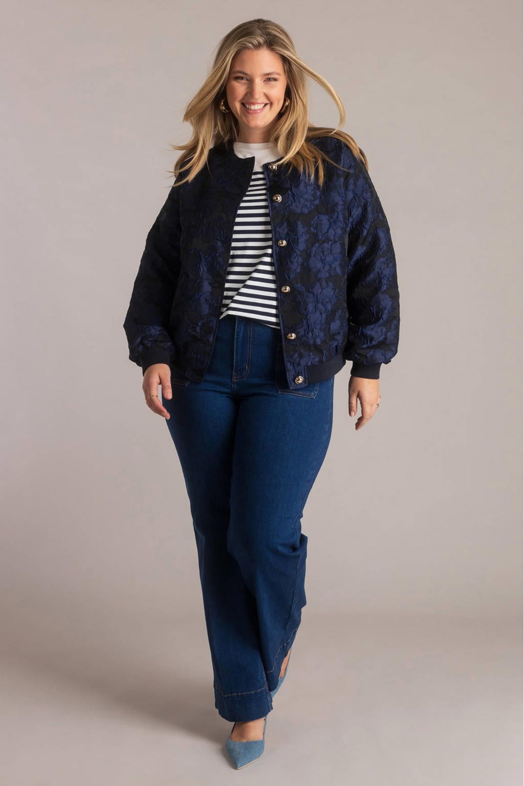 Donkerblauwe dames Yest Curve jasje met bloemenprint, lange mouwen, ronde hals, knoopsluiting en jacquard