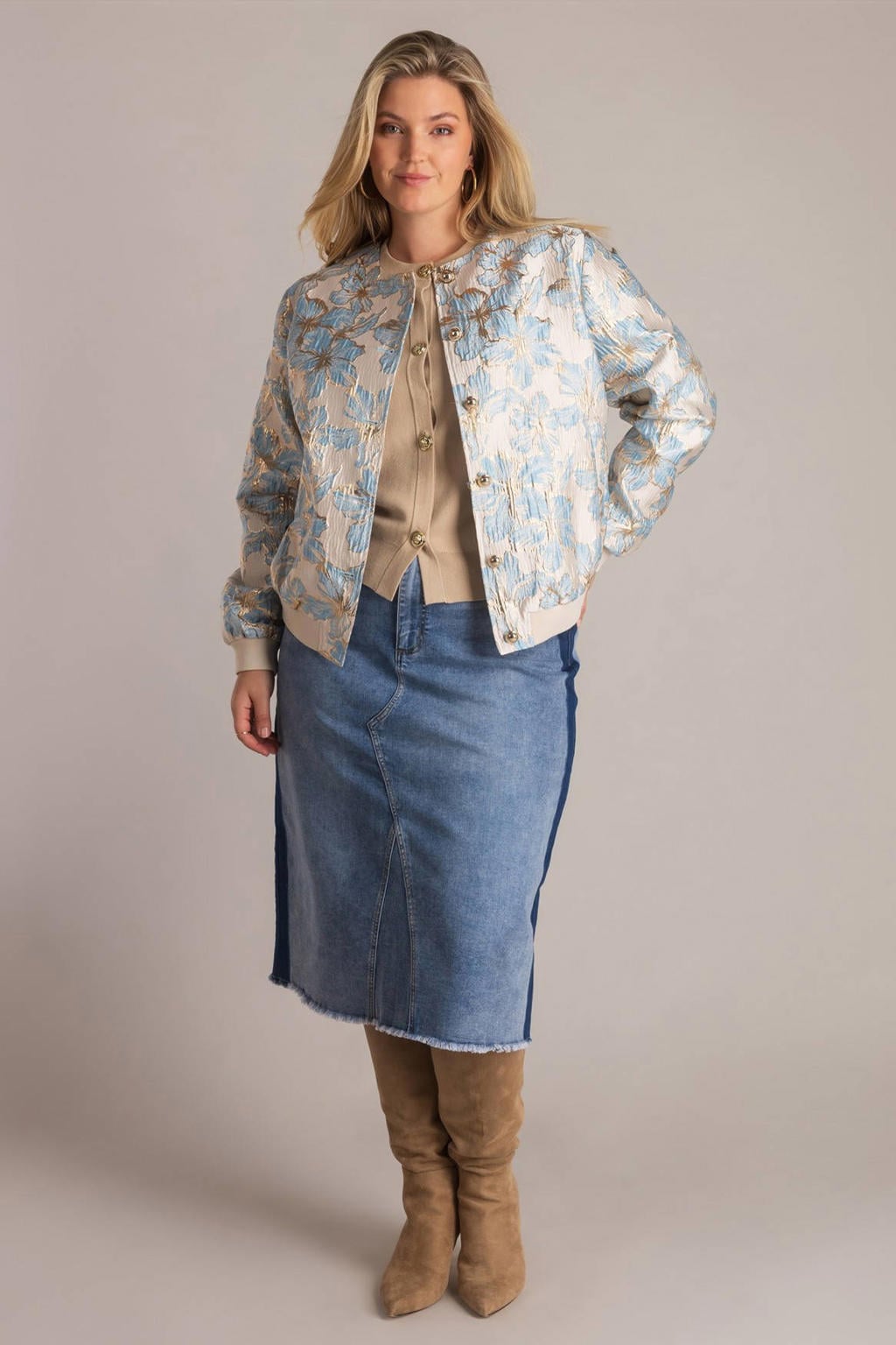 Lichtblauwe dames Yest Curve jasje met bloemenprint, lange mouwen, ronde hals, knoopsluiting en jacquard