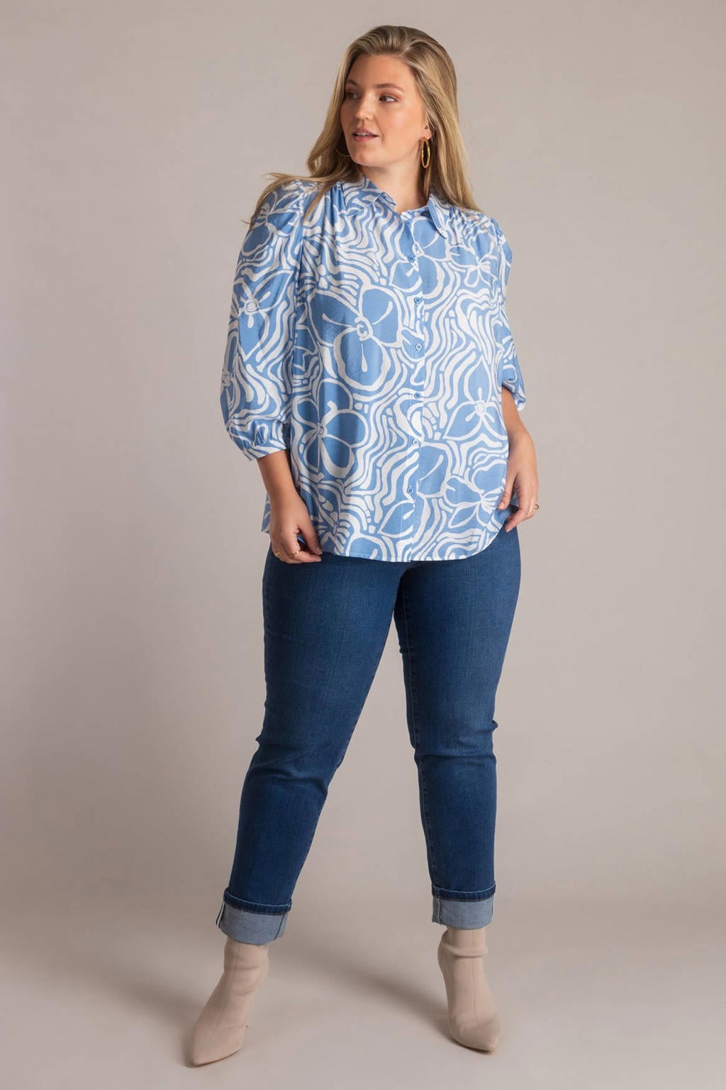 Lichtblauwe dames Yest Curve gebloemde blouse van viscose met driekwart mouwen, klassieke kraag en knoopsluiting