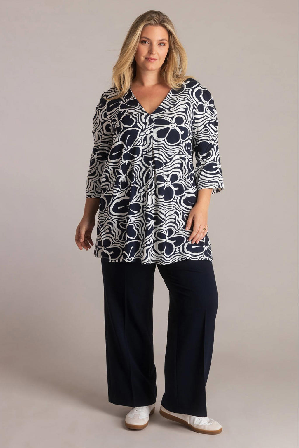 Donkerblauw en witte dames Yest Curve jersey tuniek van viscose met bloemenprint, driekwart mouwen en V-hals