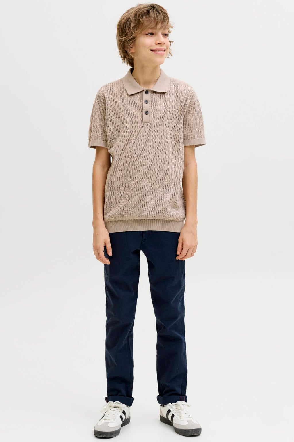 Zandkleurige jongens JACK & JONES JUNIOR polo fijn gebreid van katoen met effen, korte mouwen en knoopsluiting