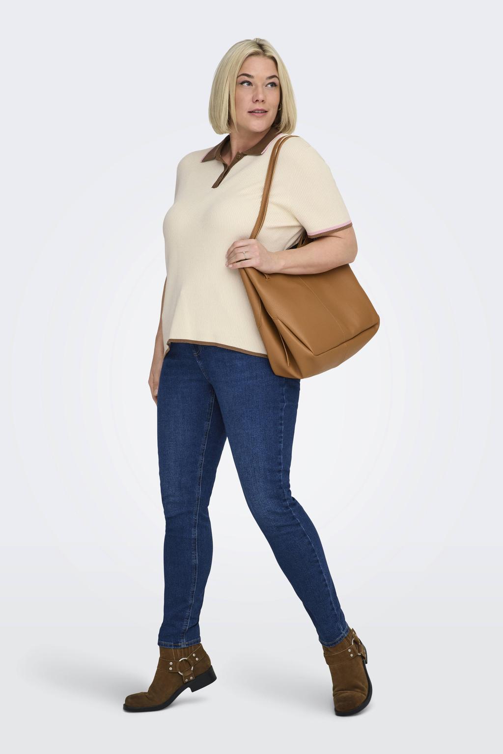 Ecru dames ONLY CARMAKOMA polo gebreid van viscose met meerkleurige print, korte mouwen en klassieke kraag