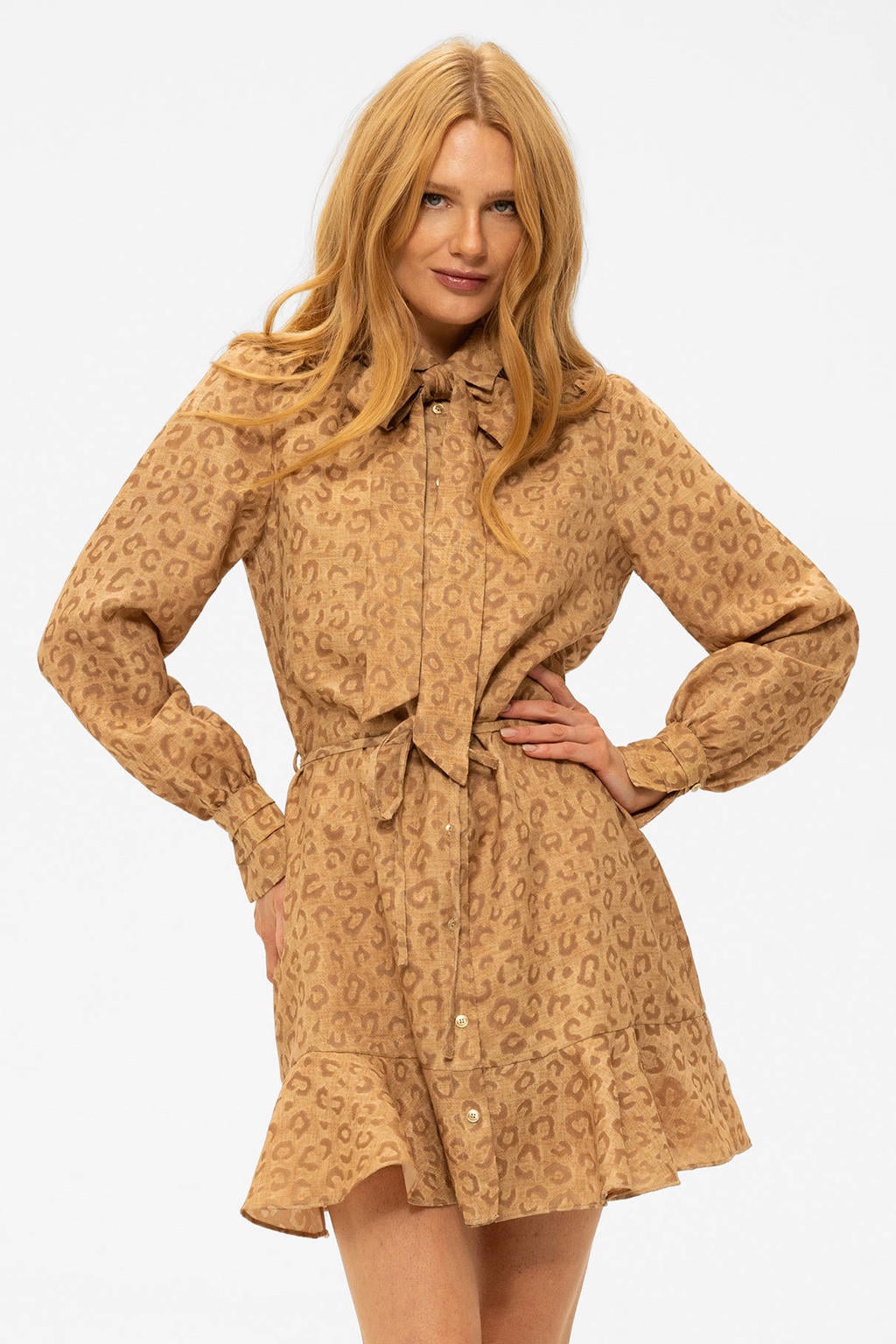 Camelkleurige dames NIKKIE blousejurk van viscose met panterprint, lange mouwen, strikkraag en knoopsluiting