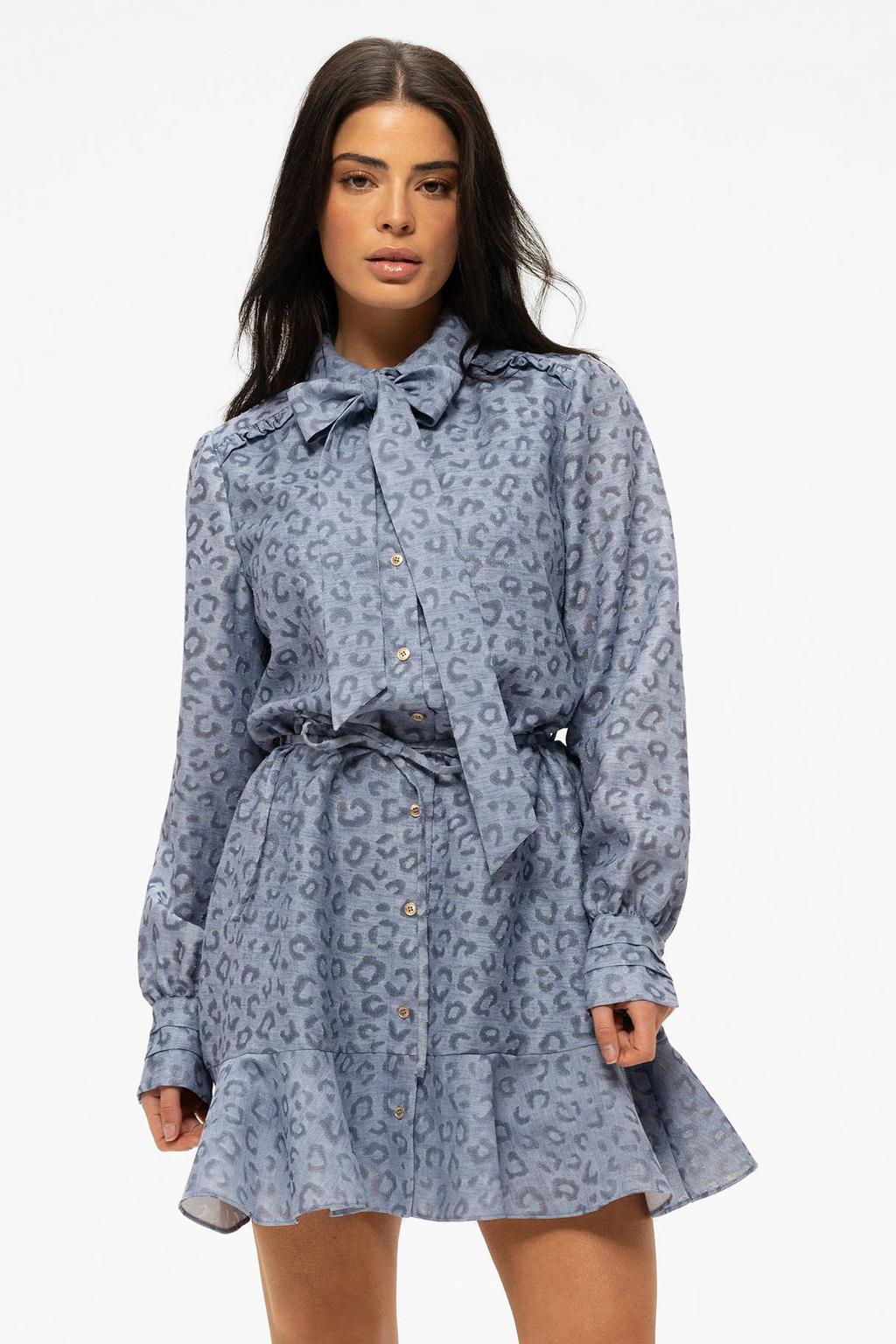 Lichtblauwe dames NIKKIE blousejurk van viscose met dierenprint, lange mouwen, strikkraag, knoopsluiting en ceintuur